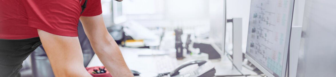 General contracting and project management Worker at the computer